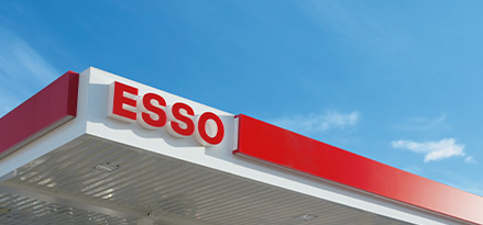 Nahaufnahme eines Esso-Vordachs