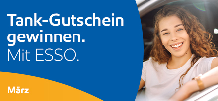 Mädchen lächelt im auto