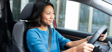 Frau, die Auto fährt